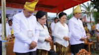 Foto: Paslon Bupati dan Wakil Bupati Gaghana dan Madonsa berdoa bersama istri. (Dok. Istimewa)