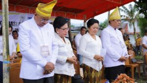 Foto: Paslon Bupati dan Wakil Bupati Gaghana dan Madonsa berdoa bersama istri. (Dok. Istimewa)