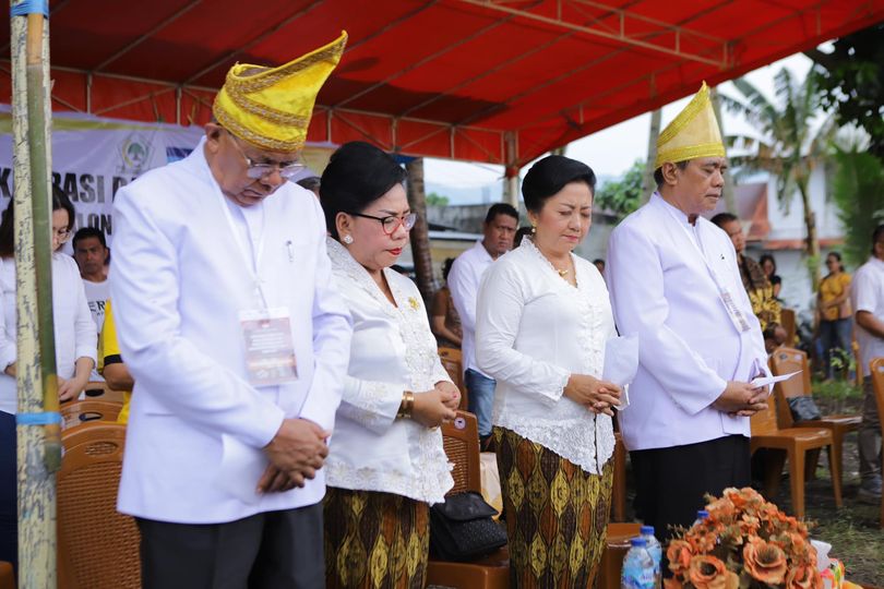 Foto: Paslon Bupati dan Wakil Bupati Gaghana dan Madonsa berdoa bersama istri. (Dok. Istimewa)