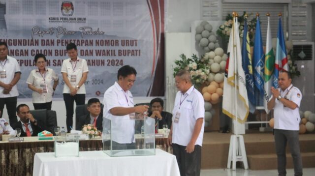 Foto: Paslon Bupati dan Wakil Bupati Sangihe nomor urut 1, Jabes Ezar Gaghana dan Patras Madonsa saat mencabut nomor urut di KPU Kabupaten Kepulauan Sangihe. (Dok. Istimewa)