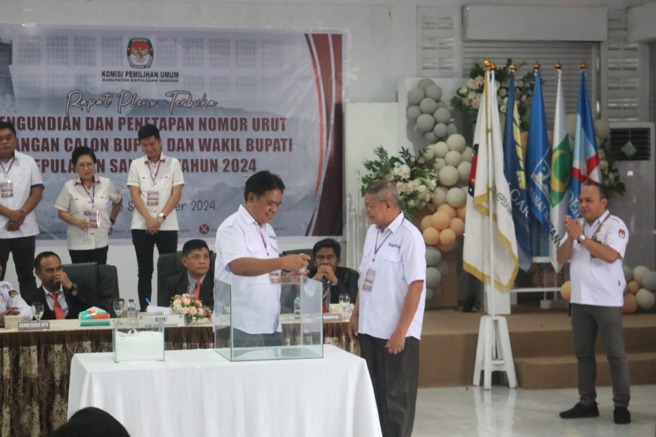 Foto: Paslon Bupati dan Wakil Bupati Sangihe nomor urut 1, Jabes Ezar Gaghana dan Patras Madonsa saat mencabut nomor urut di KPU Kabupaten Kepulauan Sangihe. (Dok. Istimewa)