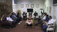 Foto: Pertemuan Penjabat Bupati Kabupaten Kepulauan Sangihe, Albert Huppy Wounde Bersama Empat Paslon Bupati dan Wakil Bupati pada Pilkada Sangihe 2024. (Dok. Istimewa)