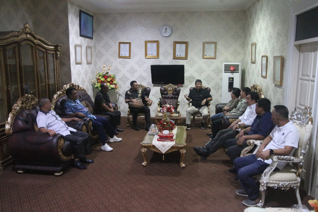 Foto: Pertemuan Penjabat Bupati Kabupaten Kepulauan Sangihe, Albert Huppy Wounde Bersama Empat Paslon Bupati dan Wakil Bupati pada Pilkada Sangihe 2024. (Dok. Istimewa)